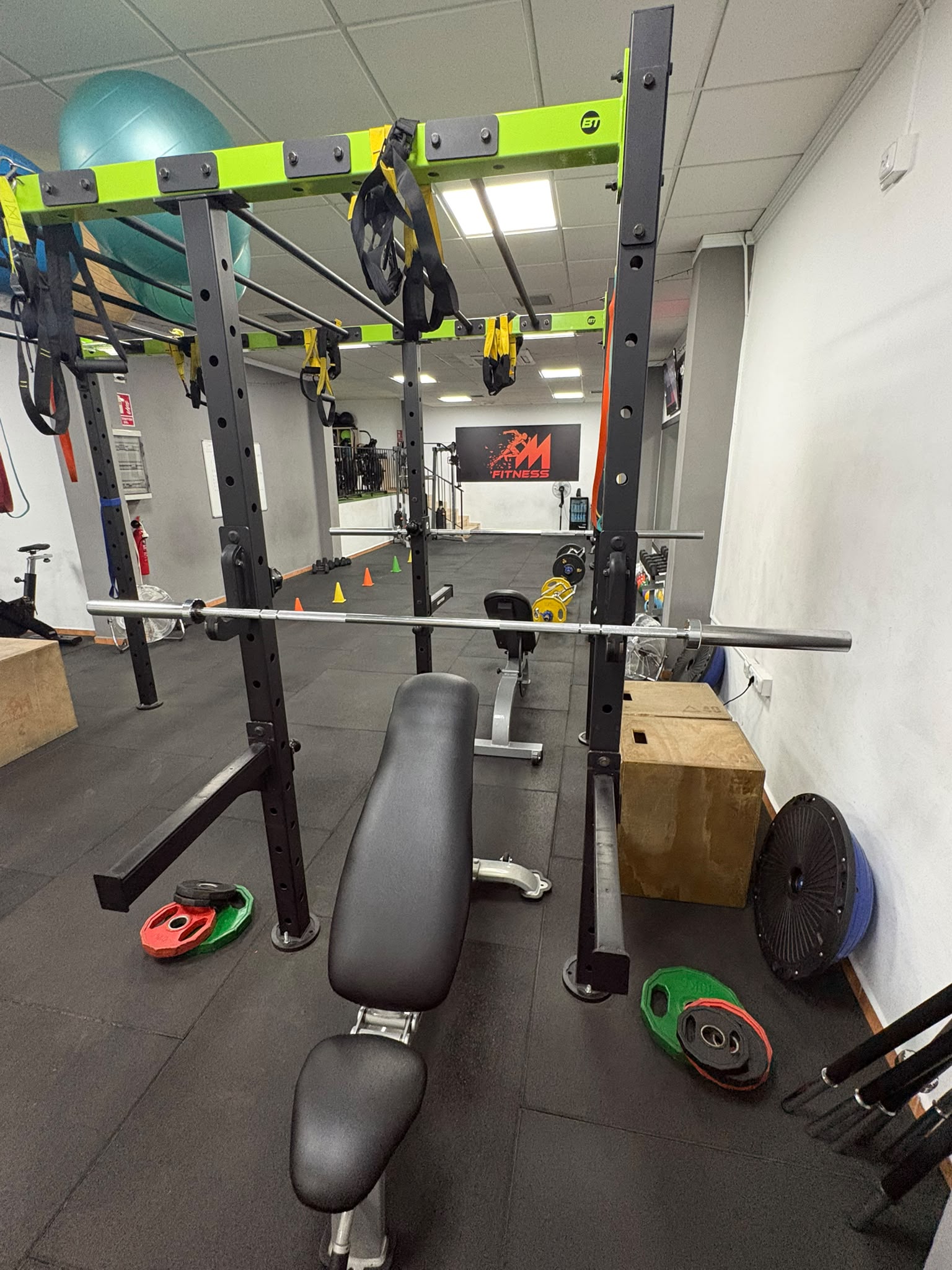 Rack y banco de press en el gimnasio M.Fitness de Ceutí