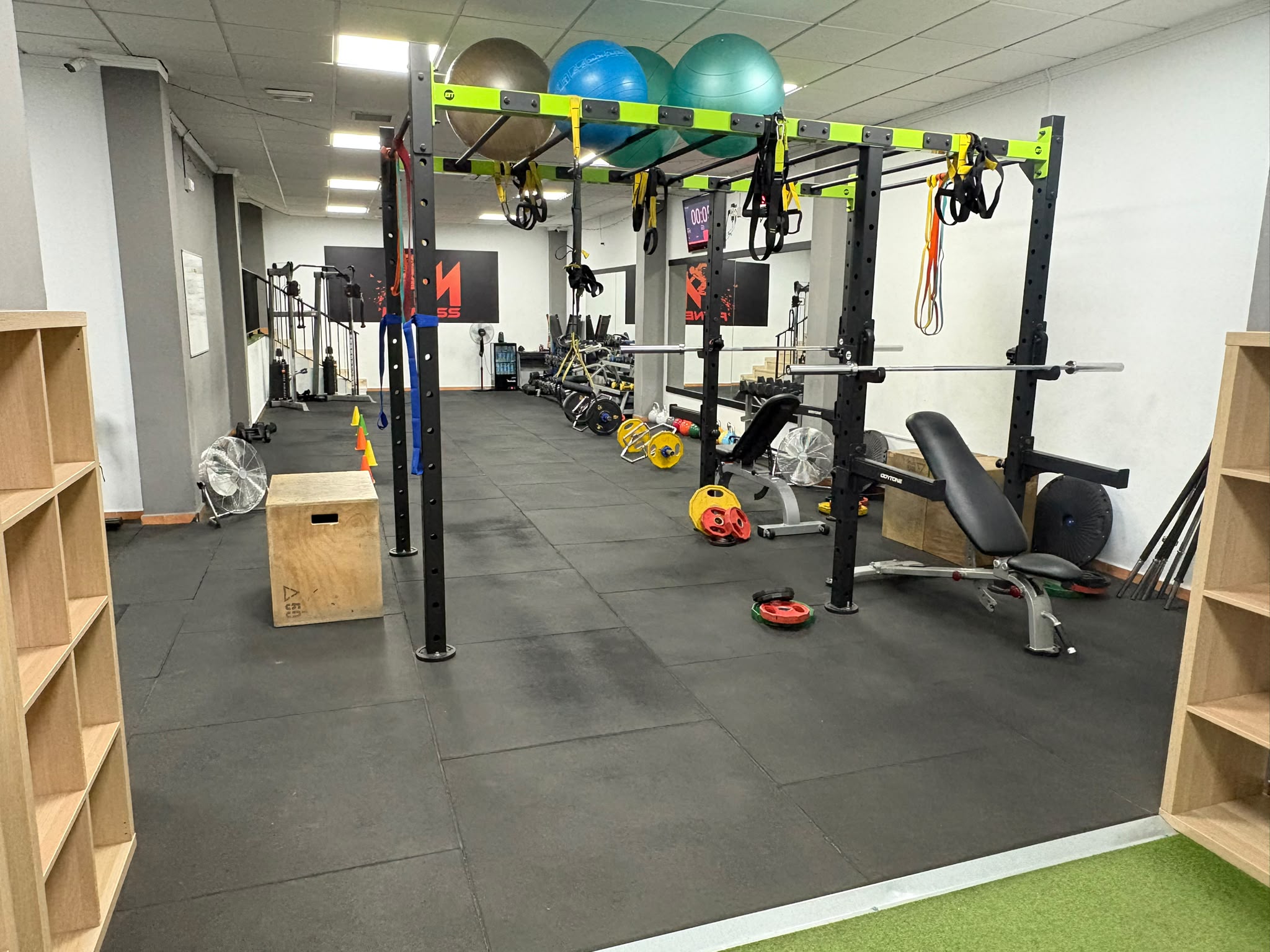 Sala de entrenamiento funcional de M.Fitness en Ceutí con rig, TRX, cajones y discos