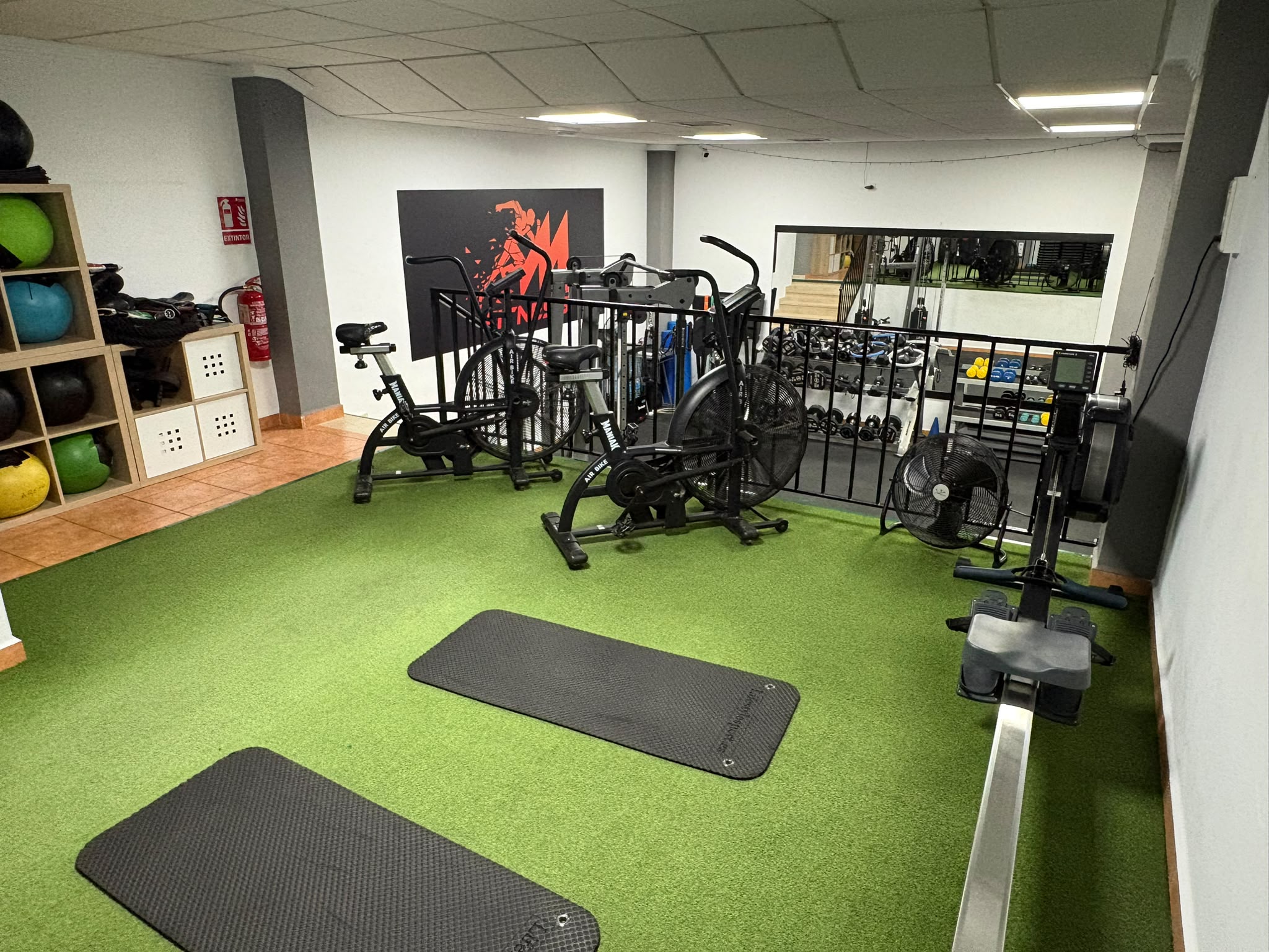 Zona de cardio con air bikes y remo en M.Fitness Ceutí